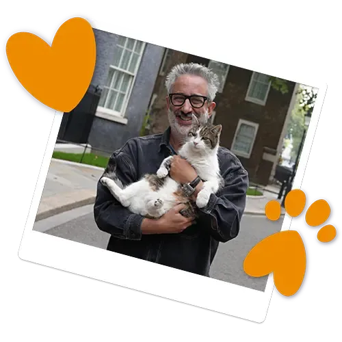 An image of David Baddiel with Larry the Cat